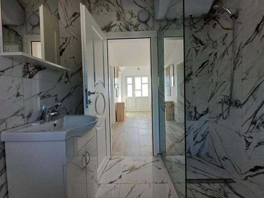 Appartement Cozy, Fully Equipped, Free Parking&Wifi, Quiet, 2Bd à Podgorica Extérieur photo